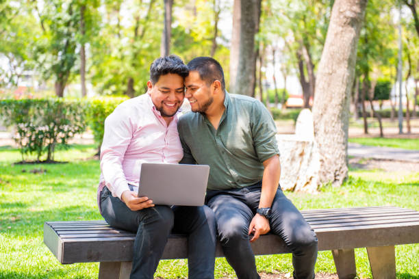 pareja gay disfrutando de su día en el parque - gerardo huitrón fotografías e imágenes de stock