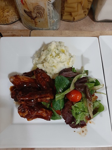 Barbecue wings, mashed potatoes drizzled with olive oil and coupled with fresh vegetables. Fingerlicking good!