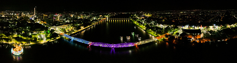 Truong Tien Bridge was built across the Perfume River, a poetic river located in the heart of the city. It is also the river that has entered poetry and books. This is also the first bridge in Hue across this river, located right next to the ancient citadel. This bridge is designed in Gothic style (French architectural style) with a total length of 402.6m, 5.45m high and 6m wide. Trang Tien Hue Bridge has a structure consisting of a total of 6 spans, 12 songs combined to form 6 pairs. The 6 spans of the bridge are made entirely of steel beams with large weight, extremely strong, the span of each span is 67m. Overall, the bridge looks like a comb shape.