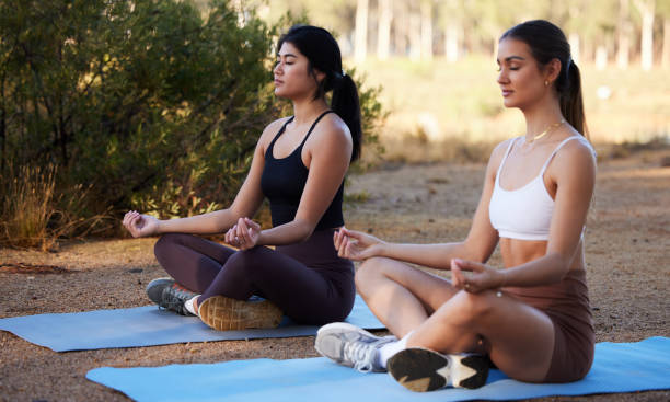 Yoga, outdoor meditation and women exercise in nature for fitness, peace and wellness. People or friends on forest ground for lotus workout and energy for mental health, chakra and zen mind or time yoga, meditación al aire libre y las mujeres hacen ejercicio en la naturaleza para estar en forma, paz y bienestar. personas o amigos en el suelo del bosque para el entrenamiento de loto y la energía para la salud mental, chakra y mente zen o tiempo
