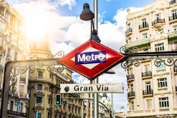 segno della metropolitana gran vía a madrid - gran vía foto e immagini stock