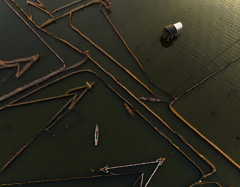 The scenery of Chuon lagoon is created by the vast water surface, the boats are gently gliding, the flute barriers (aquaculture system on the lagoon) and the unique shacks.