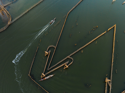 The scenery of Chuon lagoon is created by the vast water surface, the boats are gently gliding, the flute barriers (aquaculture system on the lagoon) and the unique shacks.