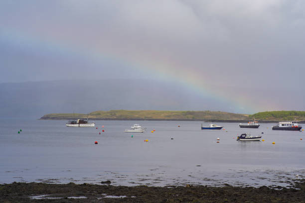 un arcobaleno sul porto di tobermory sull'isola di mull - rainbow harbor foto e immagini stock