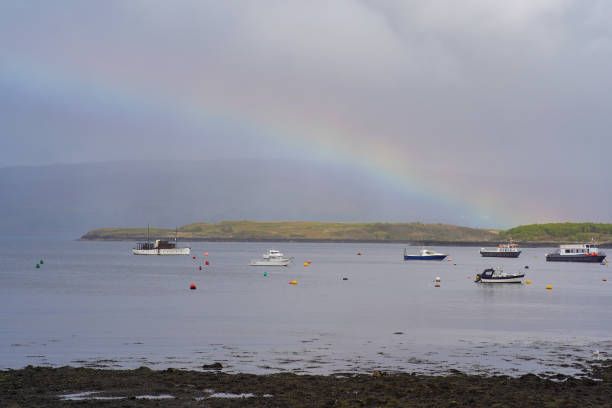 tęcza nad portem tobermory na wyspie mull - rainbow harbor zdjęcia i obrazy z banku zdjęć