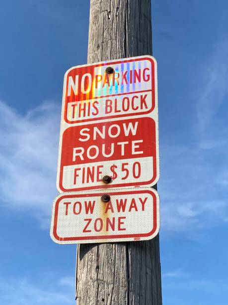 istock Snow route street sign 1495087808