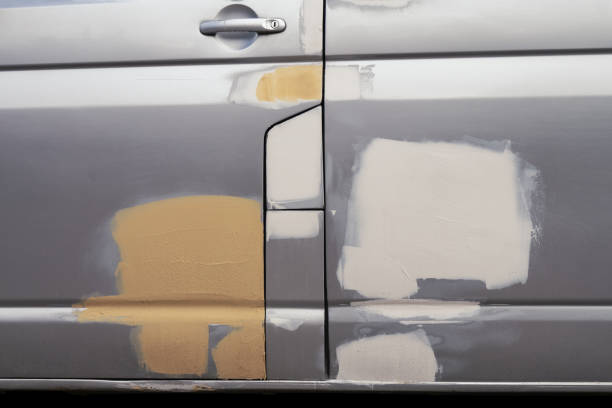 riparazione della carrozzeria della portiera dell'auto dopo un incidente, adescamento e stucco dei graffi prima della levigatura e della verniciatura - priming paint foto e immagini stock