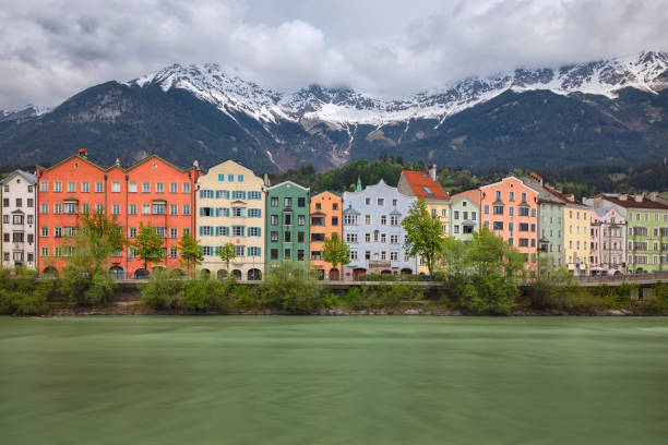 maisons colorées à innsbruck, autriche - mariahilfstrasse photos et images de collection