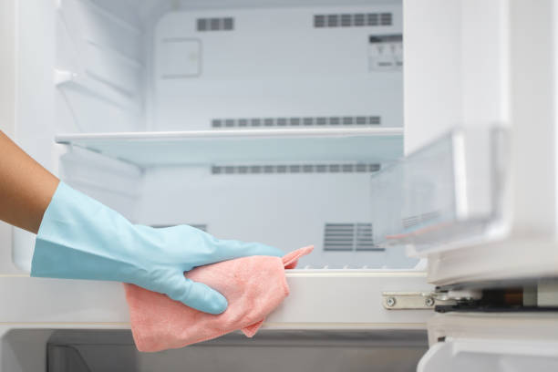 istock Employees use a cloth to clean the refrigerator. 1495098561
