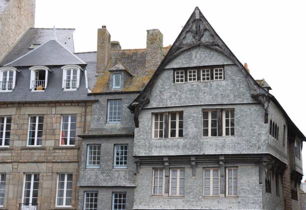 Guingamp in Brittany Architecture du quartier historique de Guingamp dans les côtes d’armor en Bretagne guingamp stock pictures, royalty-free photos & images