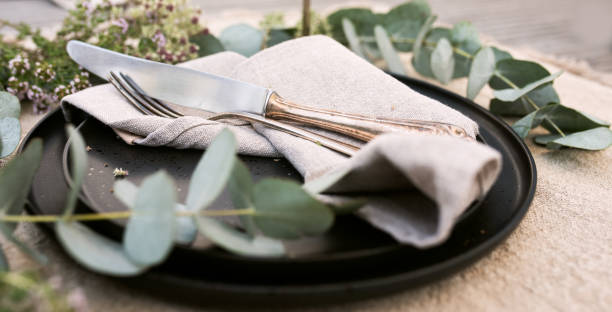 festive place setting in natural boho style - silverware fork place setting napkin imagens e fotografias de stock