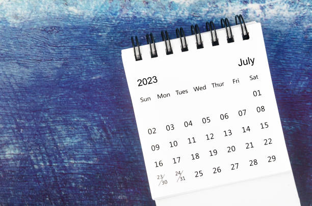 le calendrier mensuel de bureau de juillet 2023 pour l’année 2023 sur un vieux fond en bois bleu. - 7 week old photos et images de collection