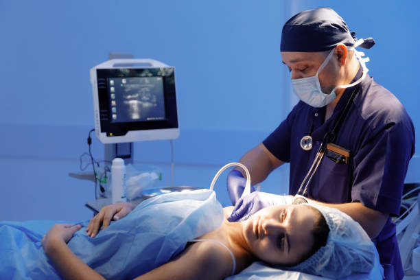 chirurg używa markera, aby zaznaczyć coś na powiece pacjenta - surgeon isolated paramedic operating room zdjęcia i obrazy z banku zdjęć