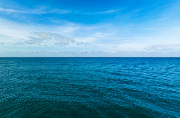Aerial view of a blue sea surface water texture background,Amazing sun reflections Aerial flying drone view, Waves water surface texture on sunny tropical ocean, Infinity sea nature seascape vista aérea de un fondo azul de textura de agua superficial del mar, increíbles reflejos del sol vista aérea de drones voladores, textura de la superficie del agua de las olas en el soleado océano tropical, paisaje marino de la naturaleza del mar infin