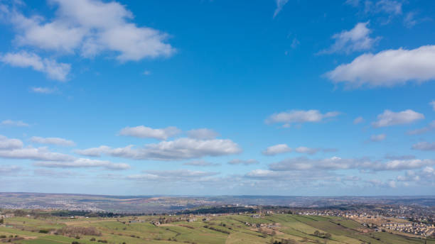 foto aérea de drones de la hermosa ciudad de thornton en bradford en el reino unido que muestra los campos de los agricultores en la primavera en un día caluroso y soleado con nubes en el cielo. - bradford england fotografías e imágenes de stock