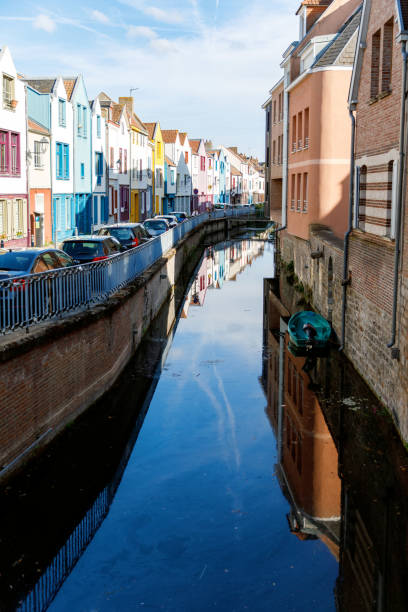 ruas de amiens, cidade francesa na região de hauts-de-france, frança no dia de verão. frança - picardy - fotografias e filmes do acervo