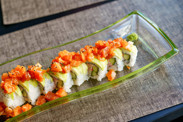 philadelphia roll sushi mit lachs, geräuchertem aal, gurke, avocado, frischkäse, rotem kaviar. sushi-menü. japanisches essen. - romrodinka stock-fotos und bilder