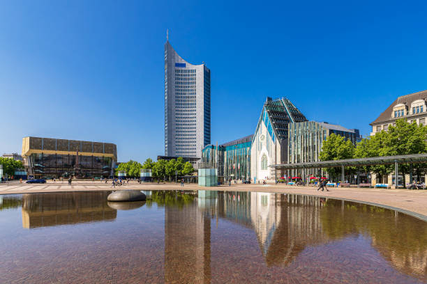 독일 라이프치히(leipzig)의 아우구스투스 광장(augustusplatz square)을 내려다보고 있습니다. - clear sky glass façade built structure fountain 뉴스 사진 이미지