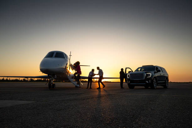 piloto dando la bienvenida a los pasajeros en jet privado - jet corporativo fotografías e imágenes de stock