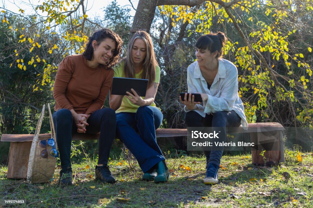 Using Technology Outdoors People Outdoors Using Technology Stock Photo - Download Image Now - 30 ...