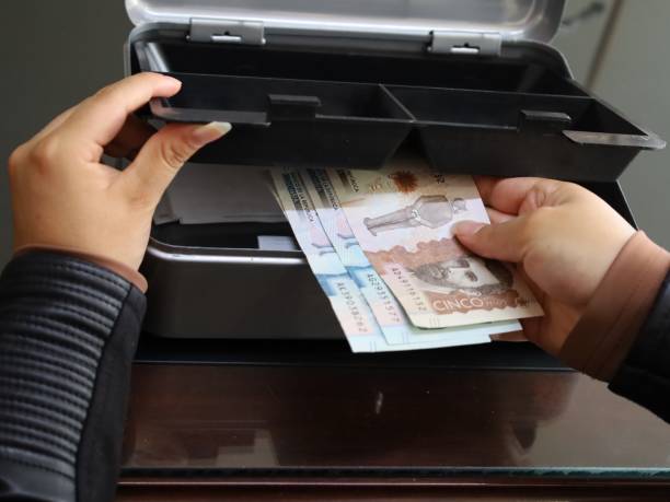 istock sales and consumption operations with colombian money 1495177484