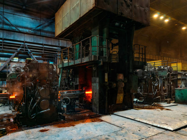 barre d’acier chaud laminée d’usine sur convoyeur se déplaçant à travers des rouleaux - rolling mill photos et images de collection