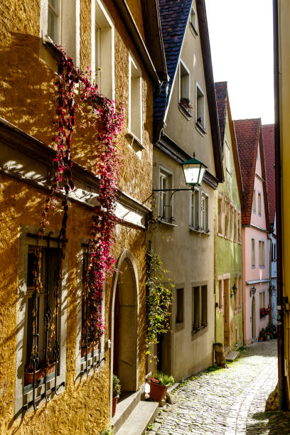 ローテンブルク・オプ・デア・タウバーの古い家がある狭い通り、ドイツ、ヨーロッパ - rothenburg old town tourism travel ストックフォトと画像