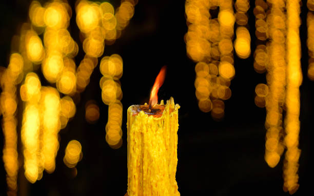 仏教寺院からの燃えるろうそく - burning temple incense buddhism ストックフォトと画像