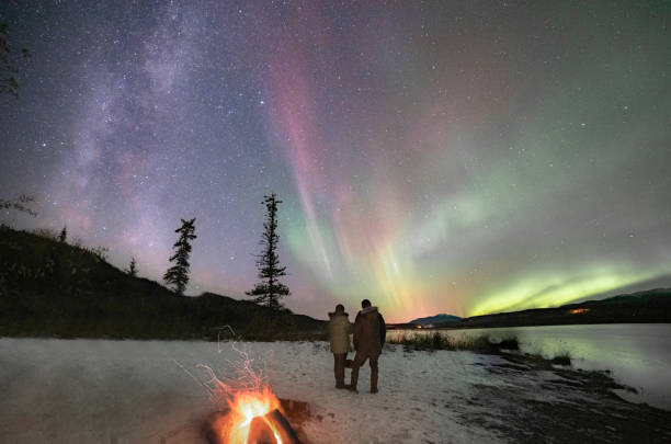 aurora boreal vista no norte do canadá, território de yukon, aurora boreal - rio yukon - fotografias e filmes do acervo