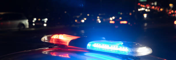 auto della polizia con luci lampeggianti accese - beat the clock flash foto e immagini stock