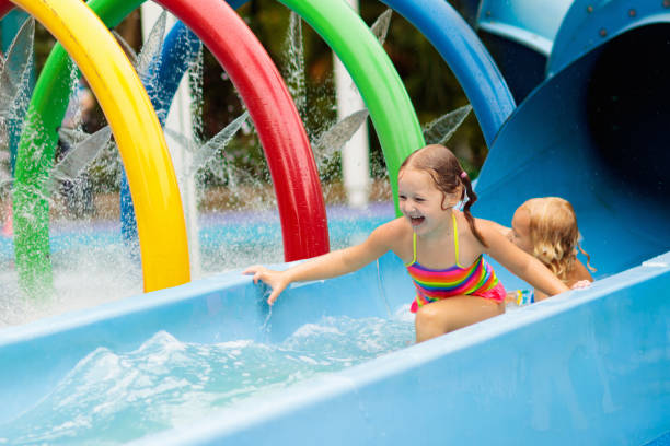 kinder im aqua park. kind im schwimmbad. - amusement park family water slide child stock-fotos und bilder