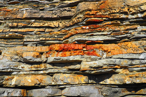 Flysch es una serie de rocas sedimentarias marinas que son predominantemente de origen clástico y se caracterizan por la alternancia de capas litológicas. Balcanes, Montenegro, Budva, playa Mogren photo