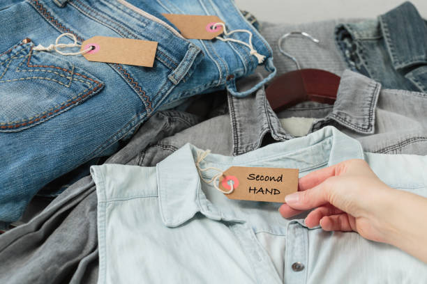 istock Womans hand holding tag with inscription second hand in store 1495248693