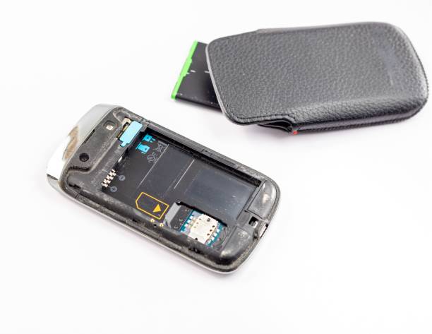 tylna pokrywa telefonu komórkowego i wyjęta bateria z czarną skórzaną obudową na białym tle - back lit zdjęcia i obrazy z banku zdjęć