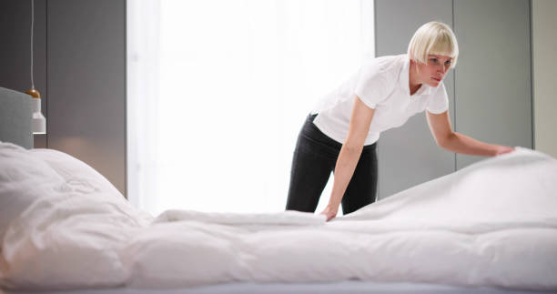 молодая домработница меняет постельное белье - mattress cleaning vacuum cleaner housework стоковые фото и изображения