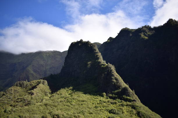 iao valley needle, maui side view - maui iao valley state park hawaii islands mountain imagens e fotografias de stock