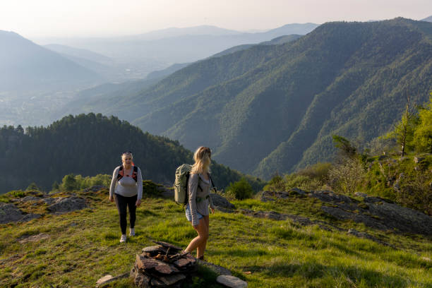 поход матери и взрослой дочери по горному хребту - hiking young women outdoors t shirt стоковые фото и изображения