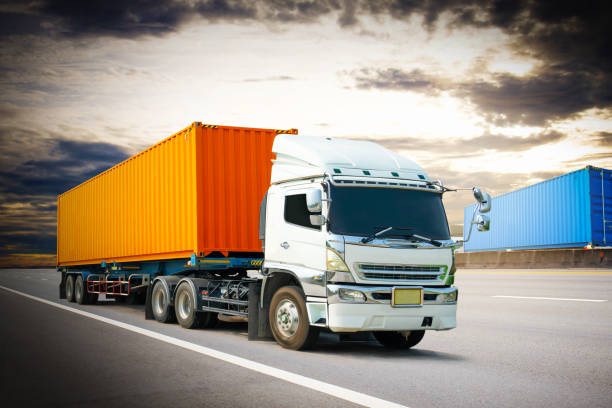 Semi Trailer Trucks Driving on Highway Road with The Sunset. Shipping Container Trucks. Commercial Truck Transport, Delivery Express. Diesel Lorry Tractor. Freight Trucks Logistics, Cargo Transport. camiones semirremolque conduciendo en la carretera con the sunset. transporte de camiones portacontenedores. transporte de camiones comerciales, entrega exprés. tractor de camión diesel. logística de camiones de carga, transporte de carga.