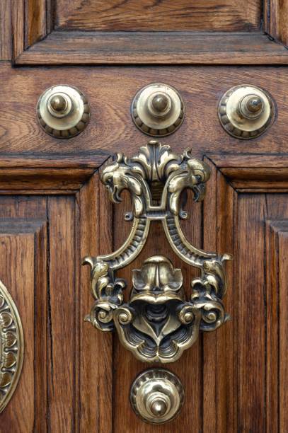крупный план ручки старой двери генерального капитанства барселоны, испания - door knocker door lion luxury стоковые фото и изображения
