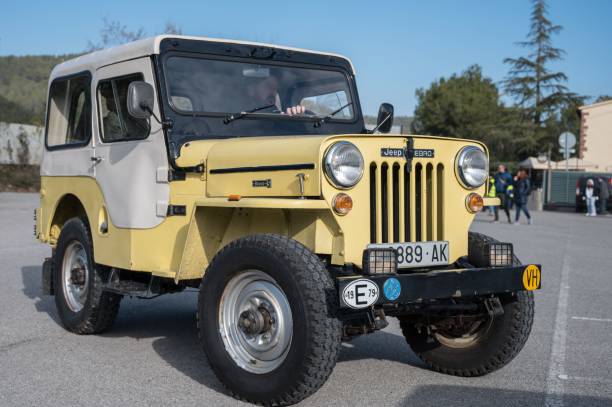 vista frontal de un clásico todoterreno jeep ebro cj-3b-e bravo s en color amarillo - car individuality military 4x4 fotografías e imágenes de stock