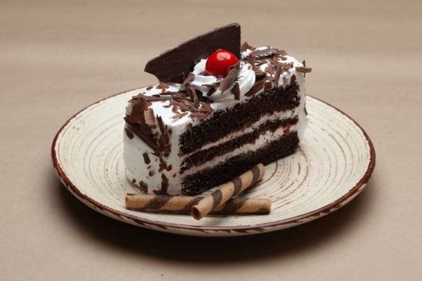 kawałek ciasta czekoladowego delicious z wiśniowo-czekoladowym waflem na wierzchu. - cookie chocolate cake gourmet dessert zdjęcia i obrazy z banku zdjęć