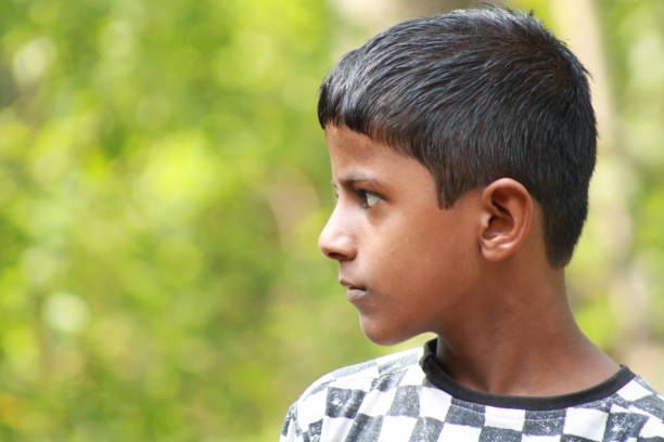 colpo di testa di un bambino indiano - elementary age focus on foreground indoors studio shot foto e immagini stock