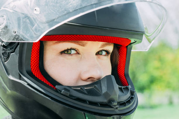 uma menina em um capacete de proteção de motocicleta close-up - helmet helmet visor protection black - fotografias e filmes do acervo