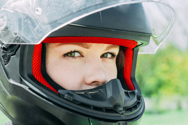 девушка в мотоцикл�етном защитном шлеме крупным планом - helmet helmet visor protection black стоковые фото и изображения
