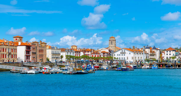 Hermoso pueblo francés de Saint Jean de Luz- País Vasco- Turismo turístico en Francia - foto de stock