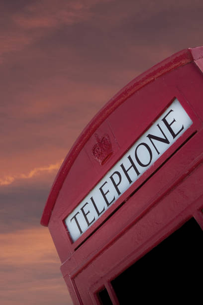 nahaufnahme einer vintage-kabine zum telefonieren - telephone cabin london england telephone booth stock-fotos und bilder