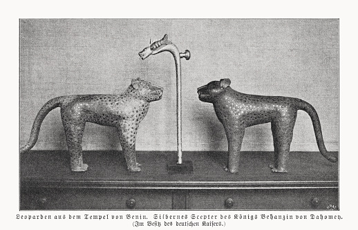 Leopards and a silver scepter - components of looted art (Benin bronzes), which were sold to Germany, among others, in the course of the colonization of Africa by the United Kingdom in 1897. The Benin Bronzes are a group of several thousand metal plaques and sculptures that decorated the royal palace of the Kingdom of Benin, in what is now Edo State, Nigeria. Collectively, the objects form the best examples of Benin art and were created from the thirteenth century by artists of the Edo people. In addition to their great art-historical importance, they also play an important role in the international discussion about the return of cultural property of colonial origin.  Halftone print after a photograph, published in 1899.