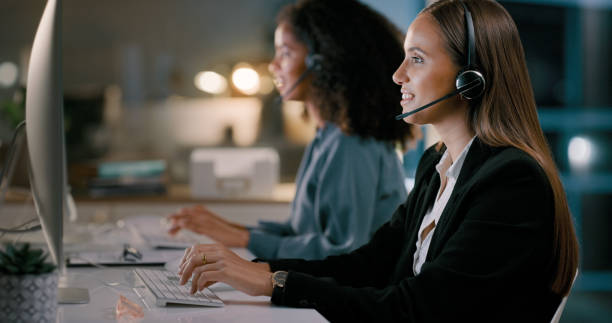 Happy woman, call center and team at night in customer service, support or telemarketing at the office. Friendly women, consultant or agent working late together for online advice at the workplace mujer feliz, call center y equipo nocturno en atención al cliente, soporte o telemarketing en la oficina. mujeres amigables, consultoras o agentes que trabajan juntas hasta tarde para obtener asesoramiento en línea en el lugar de trabajo
