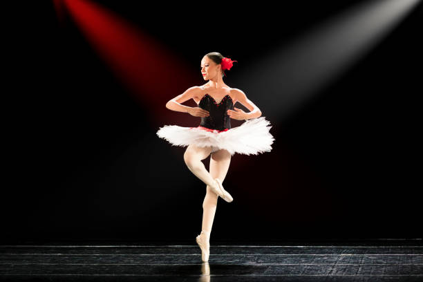 舞台でパキータ・マズルカのバレエのバリエーションを踊る若い女の子 - paquita ストックフォトと画像