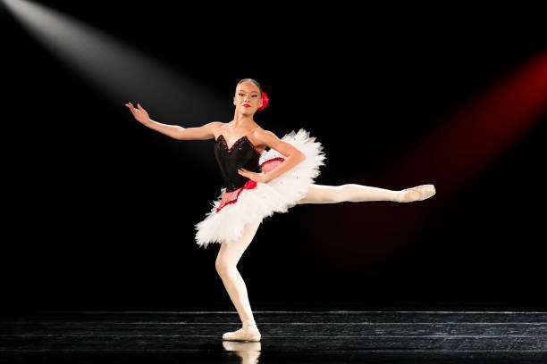 舞台でパキータ・マズルカのバレエのバリエーションを踊る若い女の子 - paquita ストックフォトと画像